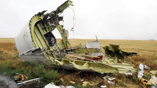 Puing dari pesawat Malaysia Airlines Penerbangan MH17 di lokasi kecelakaan di desa Hrabove (Grabovo), sekitar 80 km timur Donetsk. Foto: AFP/ALEXANDER KHUDOTEPLY