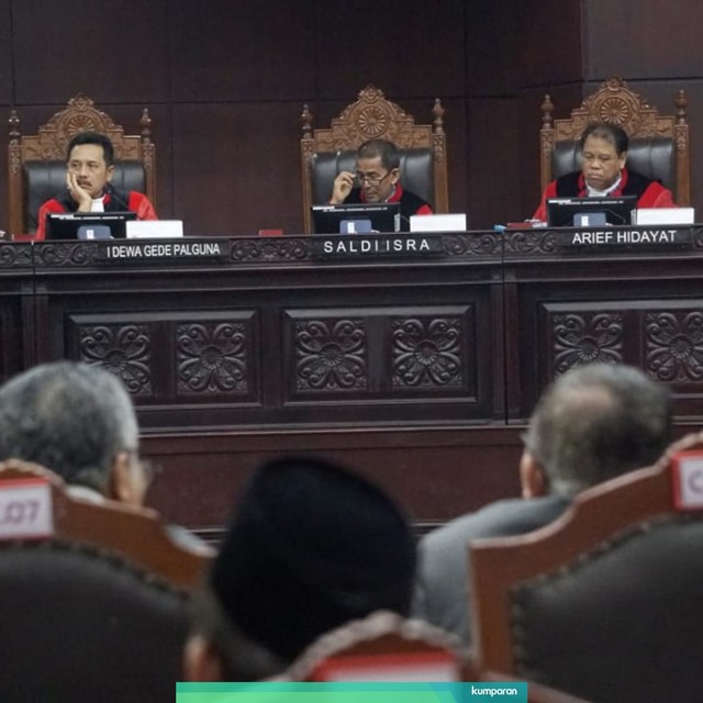 Hakim MK mendengarkan keterangan dari saksi ahli pihak termohon, Marsudi Wahyu Kisworo pada sidang lanjutan Sengketa Pilpres 2019 di Mahkamah Konstitusi, Jakarta, Kamis (20/6). Foto: Fanny Kusumawardhani/kumparan