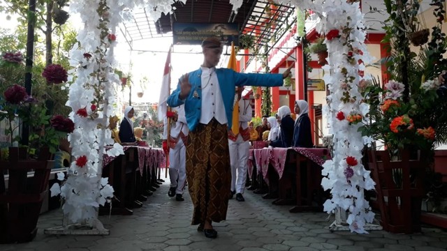 Uniknya Tradisi Jawa Cucuk Lampah Saat Pelepasan Siswa SMP di Brebes