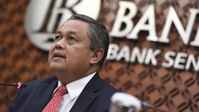 Gubernur Bank Indonesia Perry Warjiyo memberikan keterangan pers hasil Rapat Dewan Gubernur di kantor Bank Indonesia. Foto: ANTARA FOTO/Hafidz Mubarak A