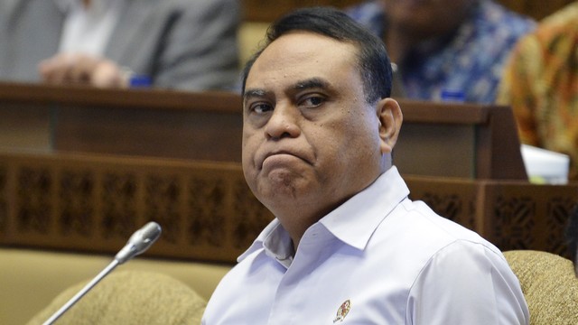 Menteri Pendayagunaan Aparatur Negara dan Reformasi Birokrasi (Menpan RB) Syafruddin melakukan rapat kerja. Foto: ANTARA FOTO/Nova Wahyudi