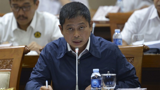 Menteri Energi dan Sumber Daya Mineral (ESDM) Ignasius Jonan menyampaikan usulan saat rapat kerja dengan Komisi VII DPR. Foto: ANTARA FOTO/Nova Wahyudi
