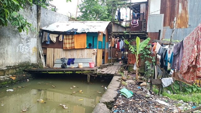Permukiman penduduk berdiri di atas aliran Sungai Belasung, Kota Banjarmasin. Foto: Zahidi/banjarhits.id