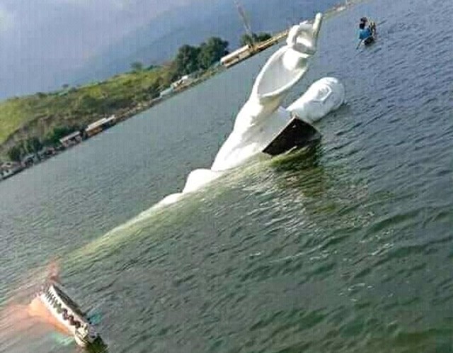 Patung Yesus yang hanya tersisa bagian tangannya. (Foto: Jack Puraro) 