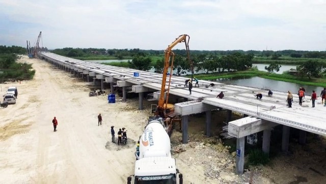 Perkembangan pembangunan Tol Krian-Legundi-Manyar di Jawa Timur yang ditargetkan rampung akhir 2019. Foto: Dok. Kementerian PUPR