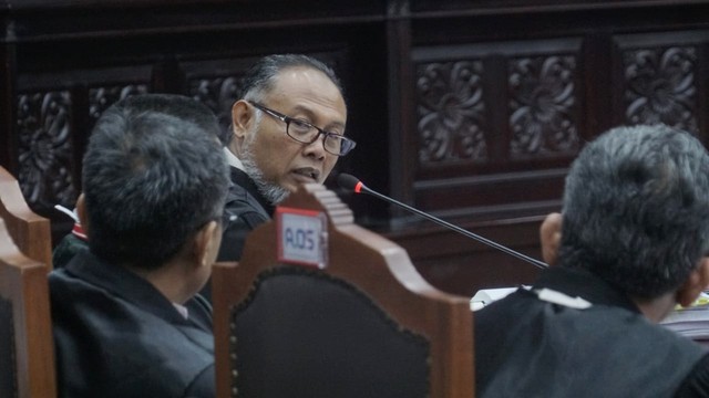 Ketua tim hukum BPN, Bambang Widjojanto mengikuti sidang lanjutan Sengketa Pilpres 2019 di Mahkamah Konstitusi, Jakarta, Jumat (21/6). Foto: Helmi Afandi Abdullah/kumparan