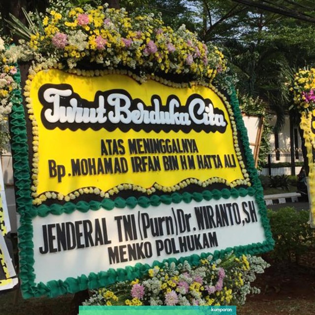 Beberapa karangan bungan berisikan ucapan duka untuk Muhammad Irfan dari akademisi, polisi dan TNI, gubernur hingga presiden. Foto: Andesta Herli Wijaya/kumparan