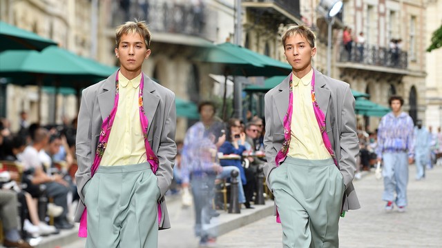 Model Mino Winner berjalan selama pertunjukan Louis Vuitton Menswear Spring Summer 2020 dari Paris Fashion Week pada 20 Juni 2019. Foto: Getty Image/Pascal Le Segretain