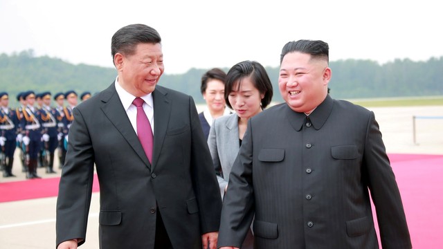 Pemimpin Korea Utara Kim Jong Un (kanan) dan Presiden China Xi Jinping di Pyongyang, Korea Utara pada 2019 lalu. Foto: Reuters/KCNA