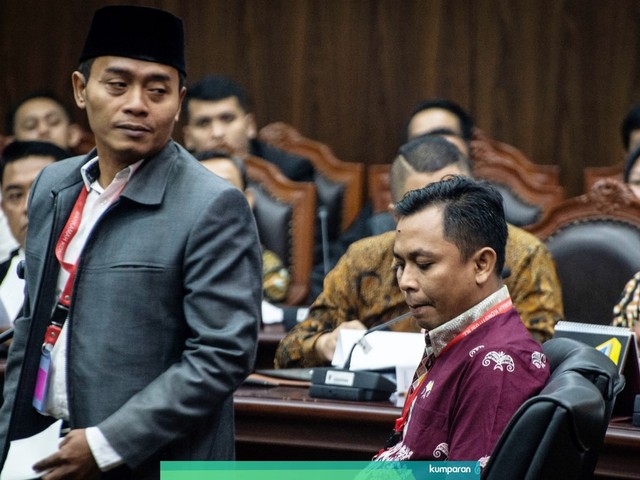 Saksi dari TKN, Candra Irawan (kanan) dan Anas Nashikin memberikan kesaksian pada sidang lanjutan Sengketa Pilpres 2019 di Mahkamah Konstitusi, Jakarta, Jumat (21/6). Foto: ANTARA FOTO/Aprillio Akbar