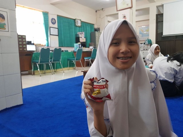 Permainan squishy dari sampah kemasan yang bisa membantu meredakan kecemasan. Foto : Windy Goestiana/Basra