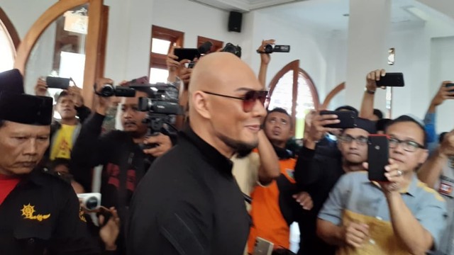 Deddy Corbuzier tiba di Masjid Al Mbejaji, Pondok Pesantren Ora Aji Yogyakarta Foto: Arfiansyah Panji/kumparan