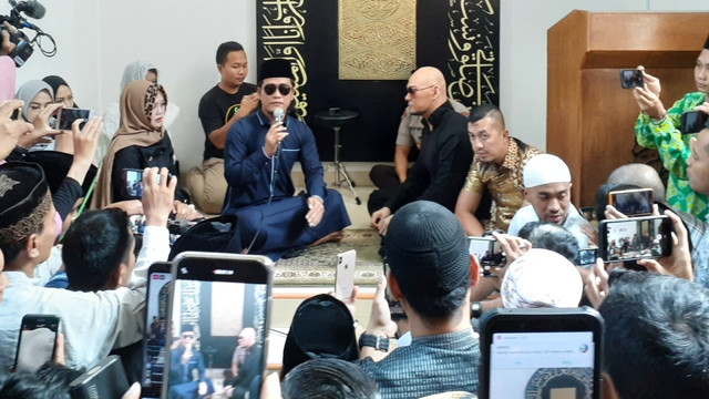 Deddy Corbuzier dan Gus Miftah. Foto: Arfiansyah Panji Purnandaru/kumparan.