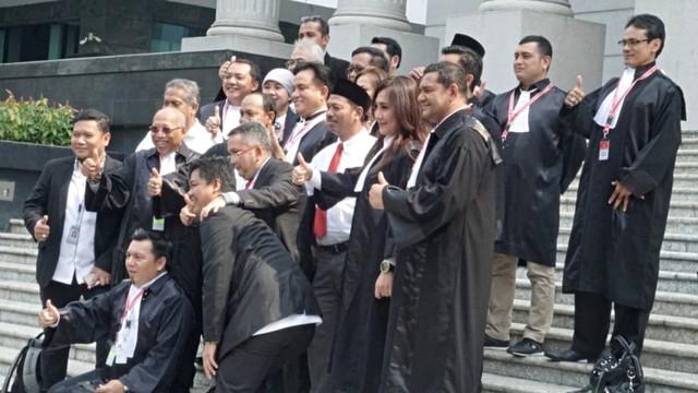 Tim Kuasa hukum TKN berfoto bersama di depan Gedung Mahkamah Konstitusi, Jumat (21/6). Foto: Helmi Afandi Abdullah/kumparan