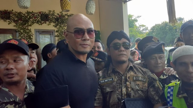 Deddy Corbuzier usai baca 2 kalimat syahadat di Masjid Al Mbejaji, Pondok Pesantren Ora Aji, Yogyakarta Foto: Arfiansyah Panji Purnandaru/kumparan