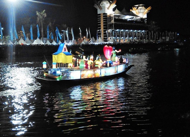 Perahu jukung hias di Sungai Martapura, Kota Banjarmasin ketika tampi di puncak Hari Jadi Banjarmasin. Foto: Kiki Dauli
