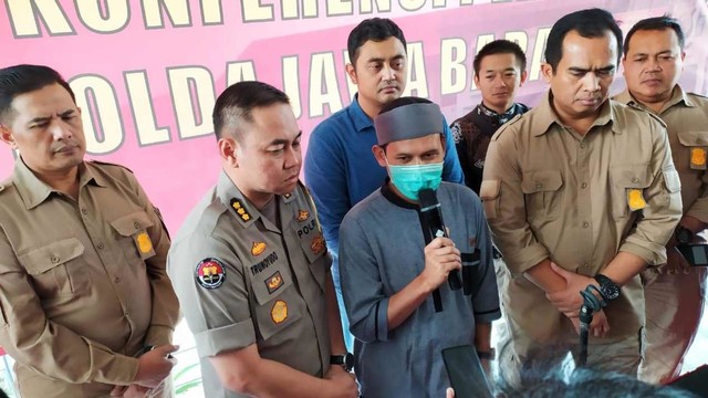 Konferensi pers Polda Jawa Barat saat menetapkan Ustaz Rahmat Baequni sebagai tersangka penyebaran hoaks petugas KPPS, Kota Bandung. Foto: Rachmadi Rasyad/kumparan