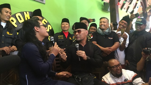 Deddy Corbuzier pakai peci Gus Miftah Foto: Arfiansyah Panji Purnandaru/kumparan