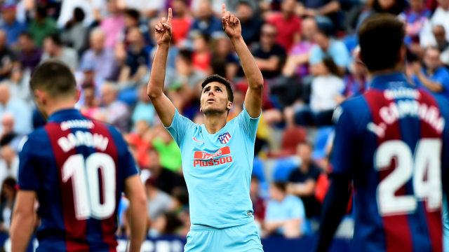Rodri merayakan gol ke gawang Levante. Foto: AFP/Jose Jordan