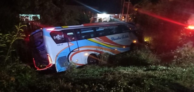 Bus Rosalian Indah jatuh ke dalam parit di Tol Brebes-Pejagang usai menabrak truk bermuatan beras pada Kamis malam (20/6).