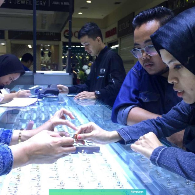 Pasangan Calon Pengantin Madya Habibie (26) dan Diky Kristian (27) sedang Berburu Wedding’s Rings saat Harga Emas Melonjak, di Gold Center Cikini, Jakarta Pusat, Jumat (21/6). Foto: Nurul Nur Azizah/kumparan