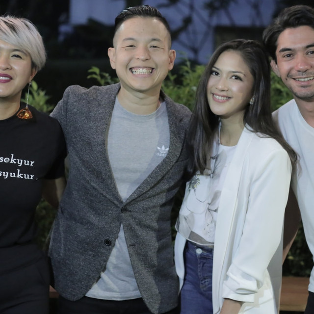 Pemain film "Imperfect" melakukan foto bersama. Foto: Dok. DK Media