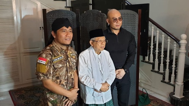 Pertemuan Deddy Corbuzier dengan Ma’ruf Amin di Kediaman Ma’ruf. Foto: Ferry Fadhlurrahman/kumparan