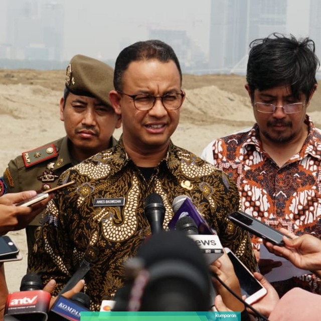 Anies Baswedan di proyek reklamasi pulau D. Foto: Fitra Andrianto/kumparan