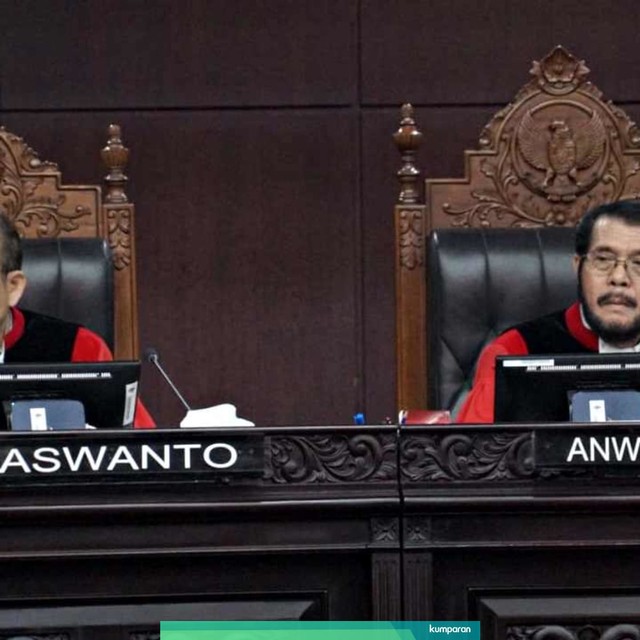 Hakim Mahkamah Konstitusi, Aswanto (kiri) dan Anwar Usman (kanan) saat sidang Perselisihan Hasil Pemilu Umum 2019 di Gedung Mahkamah Konstitusi, Jakarta, Jumat(21/8) Foto: Helmi Afandi/kumparan