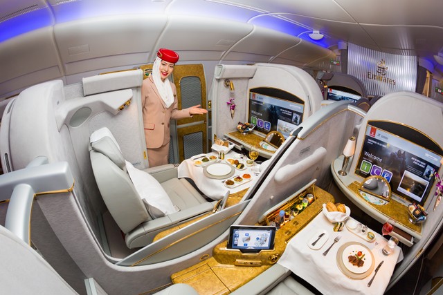 Layanan di Kelas Bisnis Maskapai Emirates Foto: Shutter Stock