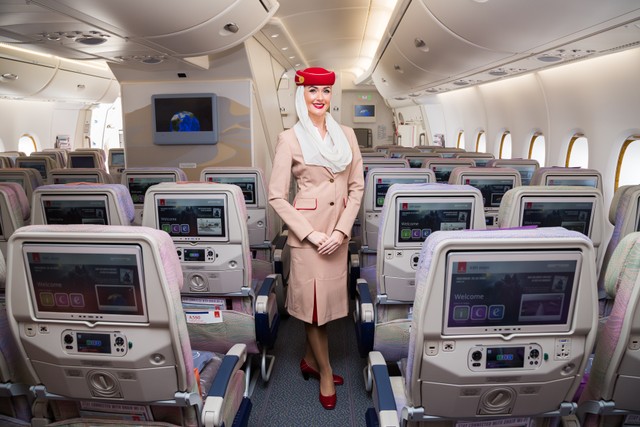 Pramugari Maskapai Emirates di Kabin Pesawat Foto: Shutter Stock