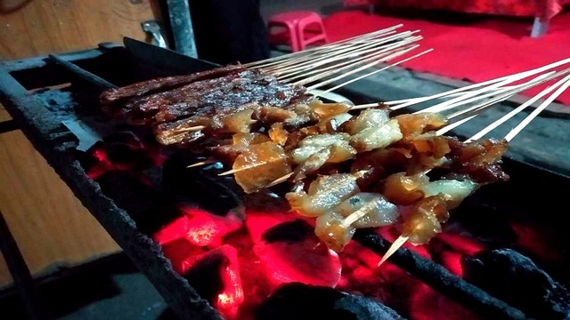 Sate kalong yang sedang dibakar. Foto: Cirebon Foodiary