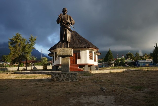 Tampak depan Mbaru Wunut dengan Patung Motang Rua yang pernah menjadi polemik. Foto oleh: Elvis,florespedia/kumparan.com