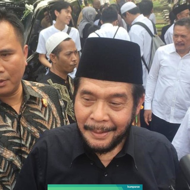 Ketua Mahkamah Konstitusi Anwar Usman hadiri pemakaman Mohamad Irfan di TPU Karet Bivak. Foto: Andesta Herli Wijaya/kumparan