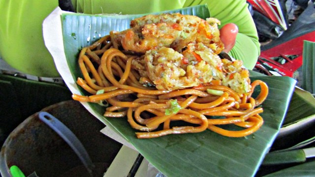 Mi lidi dan gorengan sebelum disiram bumbu pecal. By @foodnotemedan