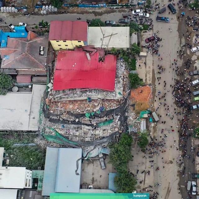 Foto udara yang menunjukkan sebuah banguan yang runtuh di Sihanoukville, Kamboja. Foto: AFP/Ly LAY