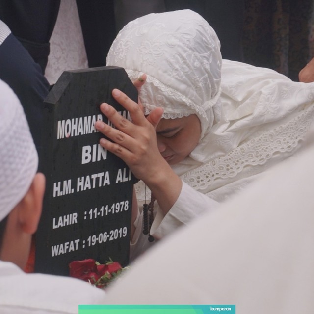 Suasana pemakaman jenazah Mohamad Irfan tiba di TPU Karet Bivak, Jakarta, Sabtu (22/6). Foto: Irfan Adi Saputra/kumparan