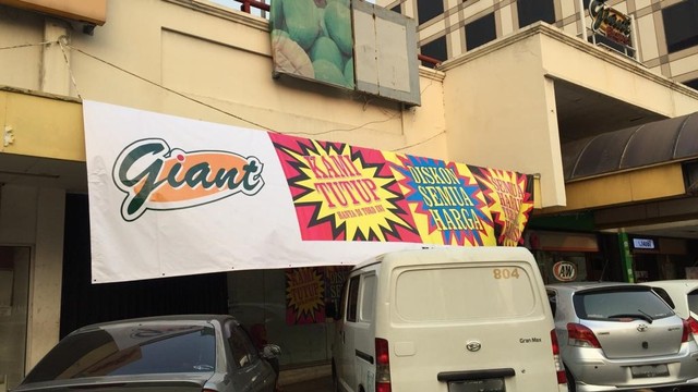 Suasana toko Giant di Mampang, Jakarta Selatan saat akan ditutup. Foto: Elsa Toruan/kumparan