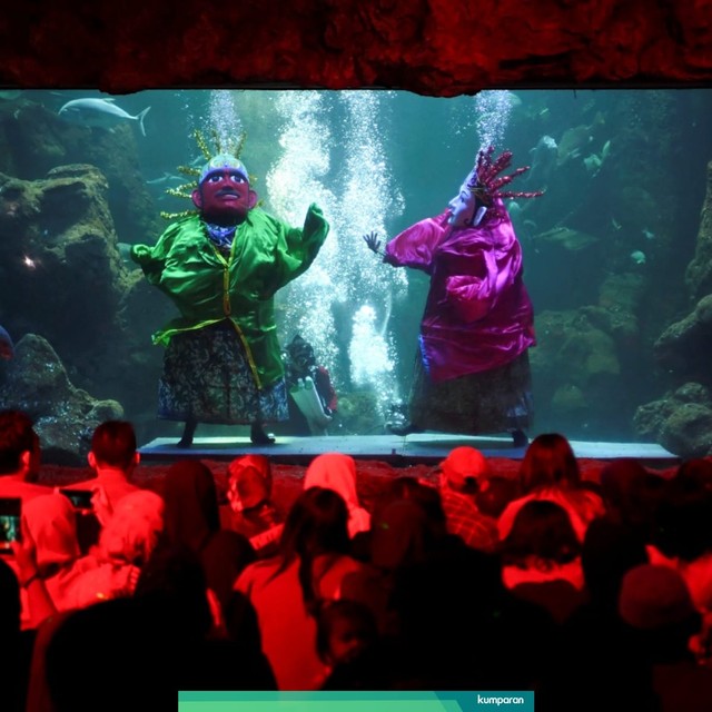 Penyelam mempertunjukkan Ondel-Ondel di dalam akuarium utama Seaworld, Ancol Taman Impian, Jakarta, Sabtu (22/6). Foto: ANTARA FOTO/Hafidz Mubarak A