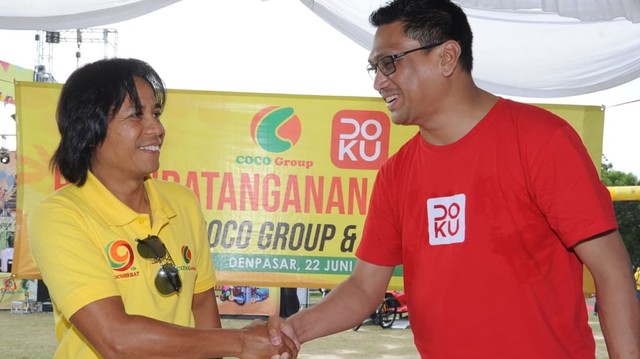 Pemilik Coco Group I Nengah Natyanta bersama Dody Wijaya, Vice President of Business Merchant DOKU usai penandatanganan MOU, Sabtu (21/6) - kanalbali/IST