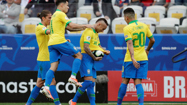 Selebrasi Everton setelah mencetak gol untuk Brasil di laga Copa America 2019 melawan Peru. Foto: REUTERS/Ueslei Marcelino