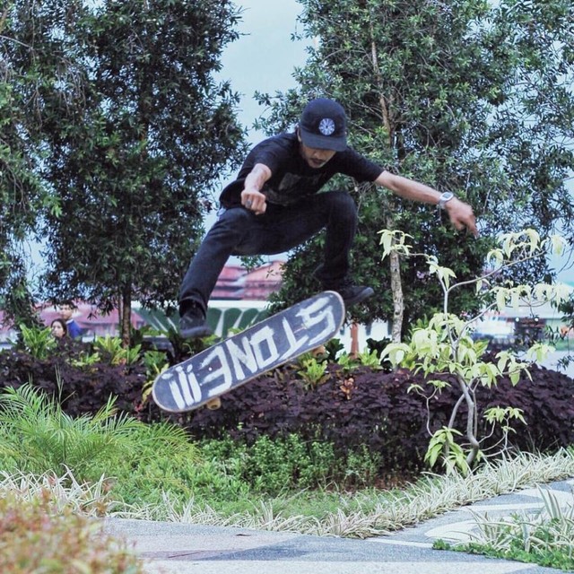 Syarif Yusuf bermain skateboard di Taman Alun-alun Kapuas. Foto: Dok. Syarif Yusuf