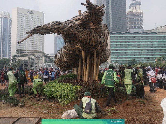 Petugas Terlihat Sedang Memperbaiki Tanaman di Taman Sekitar Instalasi Getih Getah, Minggu (23/6). Foto: Fanny Kusumawardhani/kumparan
