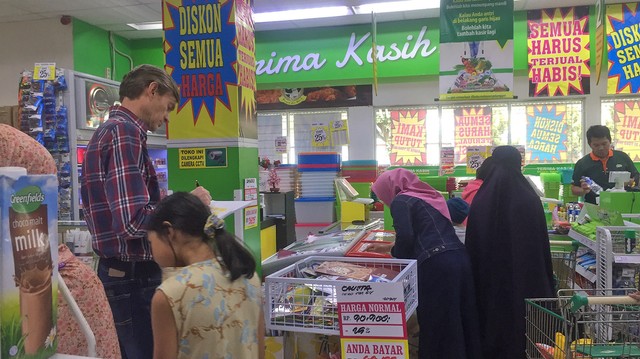 Jelang tutup, Giant Pondok Timur Bekasi diserbu pembeli. Foto: Selfy Sandra Momongan/kumparan