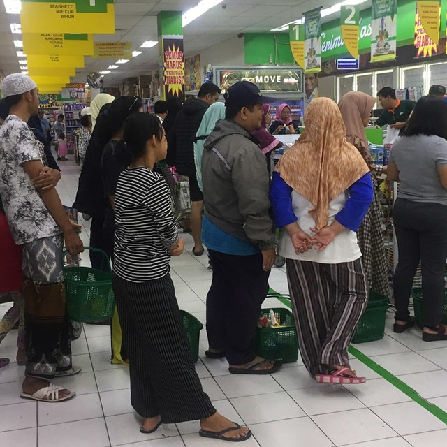 Antrian Pembeli Yang Panjang Menjelang tutupnya Giant Pondok Timur Bekasi. Foto: Selfy Sandra Momongan/kumparan
