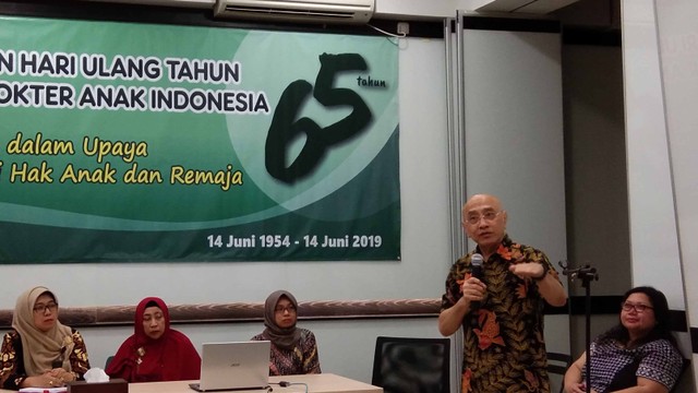 Ketua Ikatan Dokter Anak Indonesia (IDAI) dr Aman B Pulungan, SpA(K) (kedua kanan). Foto: Wahyuni Sahara/kumparan