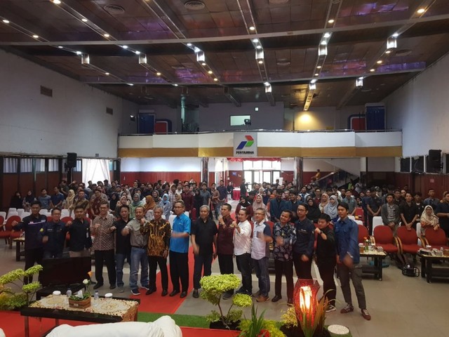 Dewan energi mahasiswa (DEM) Indramayu menggelar seminar nasional dengan tema " Peran mahasiswa dalam mengoptimalkan pengelolaan energy sebagai penggerak pembangunan nasional". Acara ini digelar di gedung Patra Ayu Komplek Bumi patra Indramayu, Minggu (23/6). (Tomi Indra)
