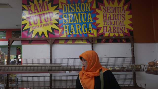 Poster Promosi yang ditempel di Sekitar Supermarket Giant Ekspres Mampang Prapatan, Jakarta, Minggu (23/6). Foto: Fanny Kusumawardhani/kumparan