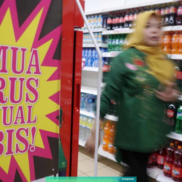Label pada rak barang di Supermarket Giant Ekspres Mampang Prapatan, Jakarta, Minggu (23/6). Foto: Fanny Kusumawardhani/kumparan
