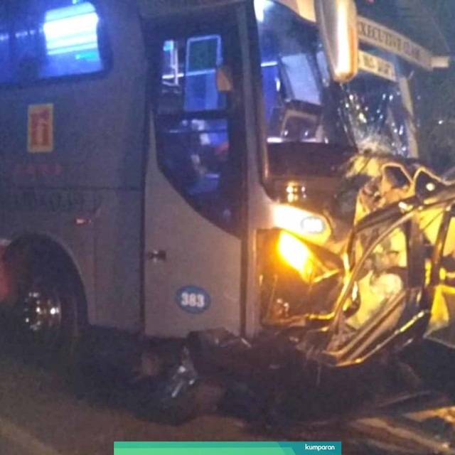 Mobil Avanza bertabrakan dengan Bus PO Rosalia Indah di Jl Boyolali-Salatiga, Tengaran, Kabupaten Semarang, Minggu (23/6). Foto: Dok. Polres Semarang